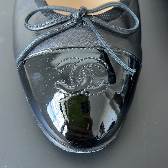 CHANEL Classic Ballet Pumps- Lambskin and Patent Toe - Picture 5 of 13